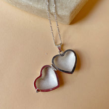 Cargar imagen en el visor de la galería, Collar relicario corazón liso
